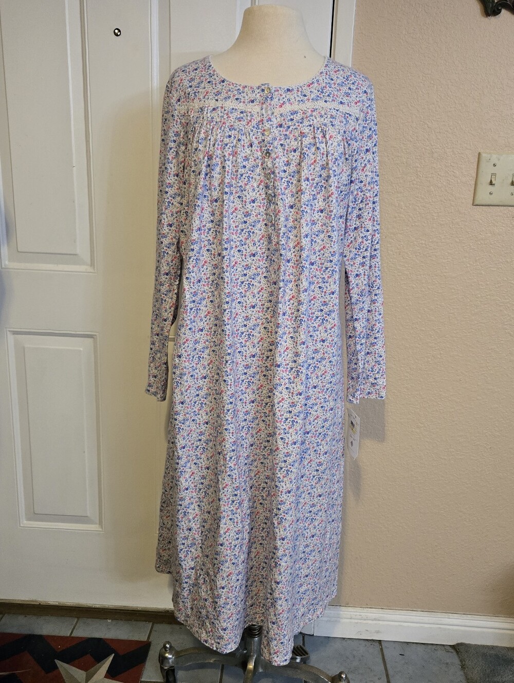 Eileen West 100% Cotton Floral Nightgown Size M NWT